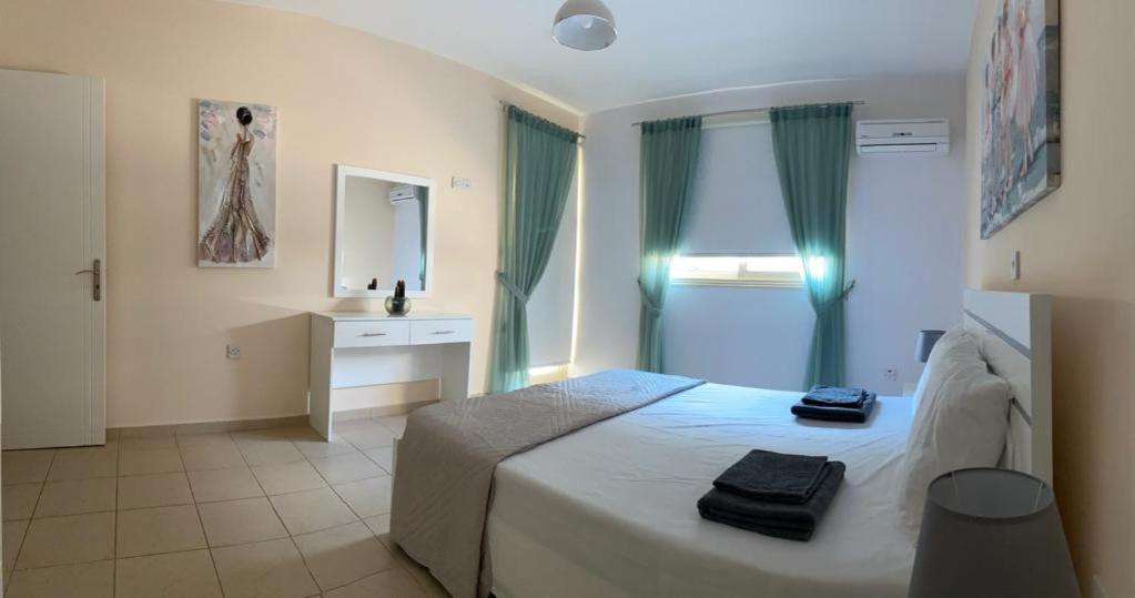 Royal Seacrest Residence Paphos Exterior foto